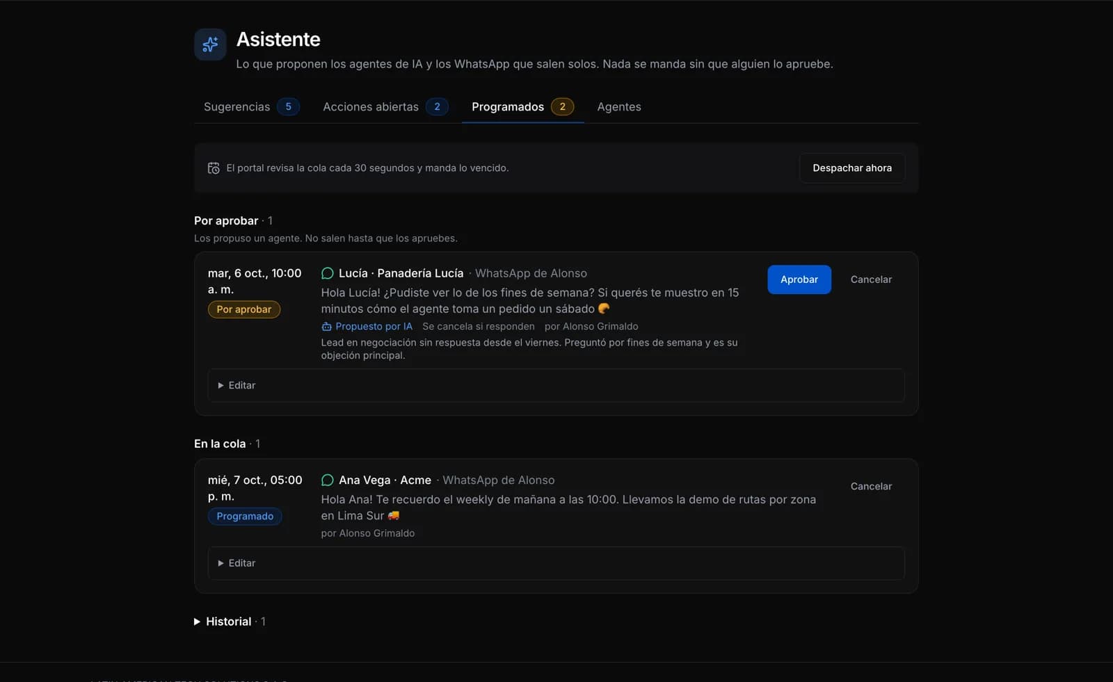 Mensajes de WhatsApp programados, uno propuesto por un agente y esperando aprobación