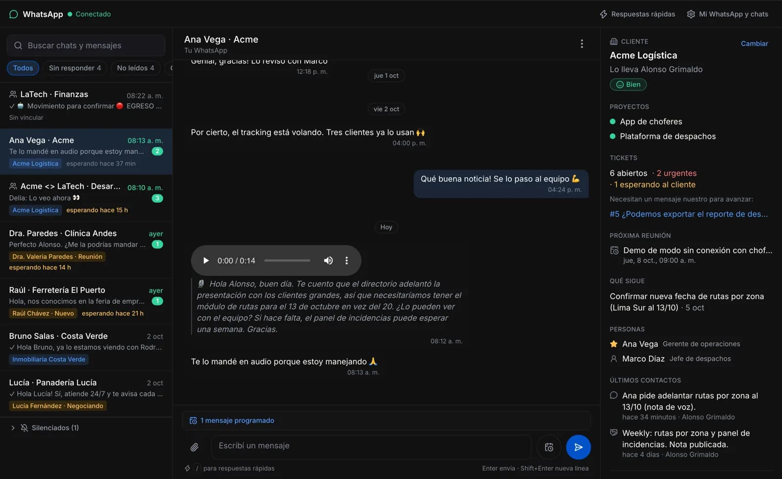 Bandeja de WhatsApp del portal con un audio de un cliente transcrito y el panel del cliente al costado